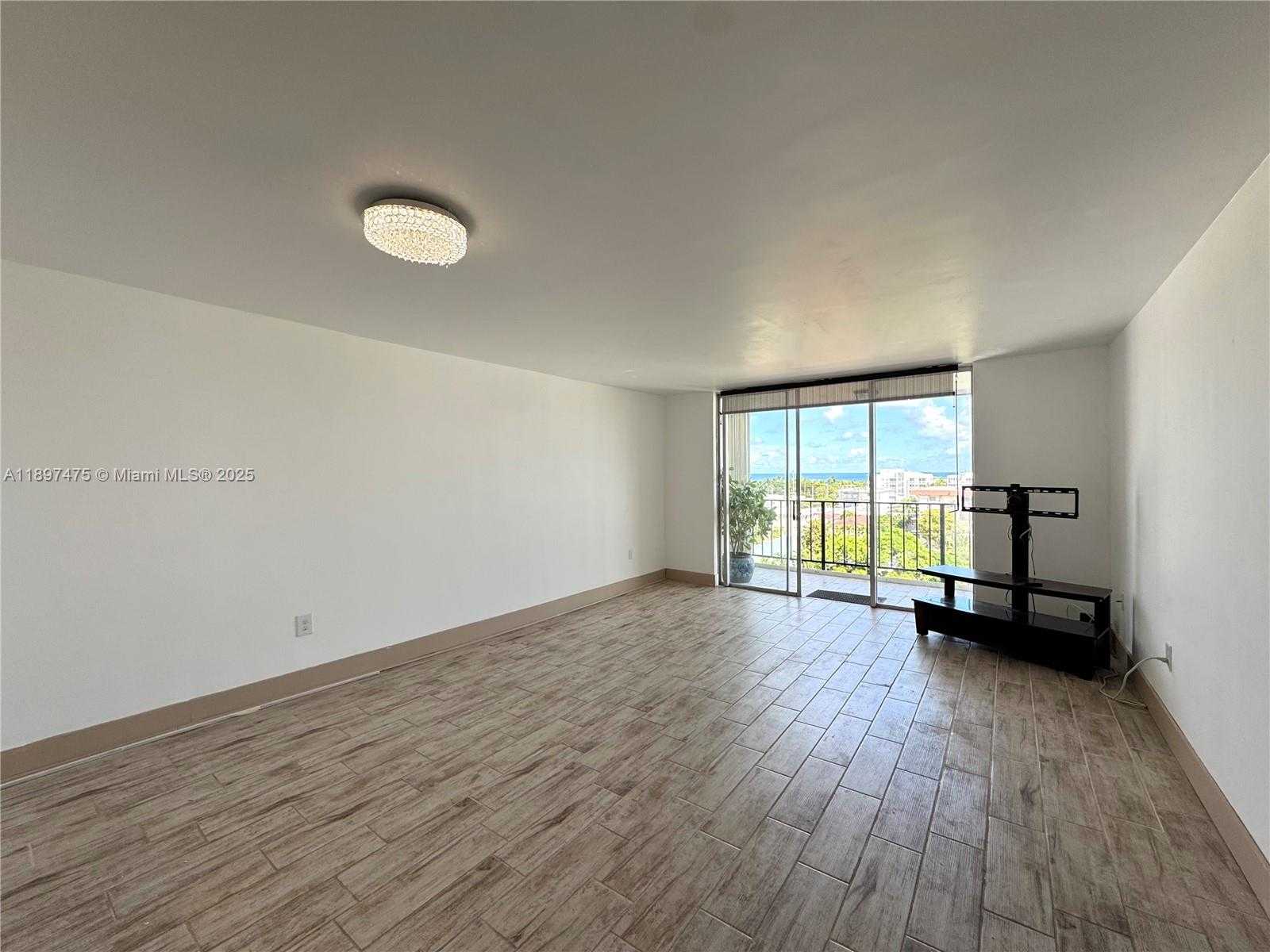 Small Image of 7850 BYRON AVE #702, Miami Beach Number 14
