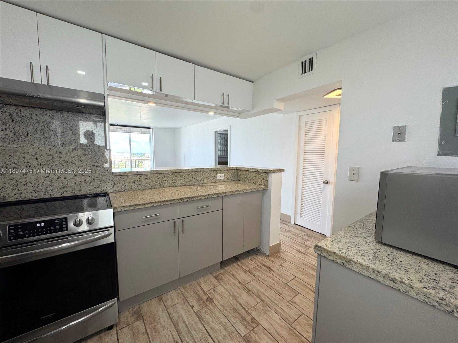 Small Image of 7850 BYRON AVE #702, Miami Beach Number 2