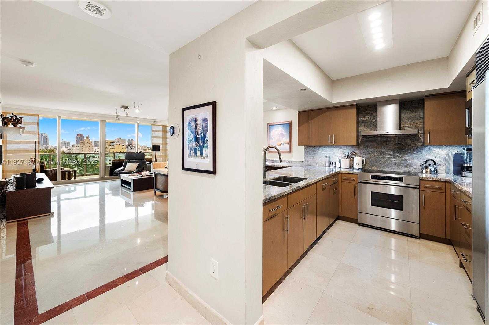 Small Image of 1455 OCEAN DR #1003, Miami Beach Number 15