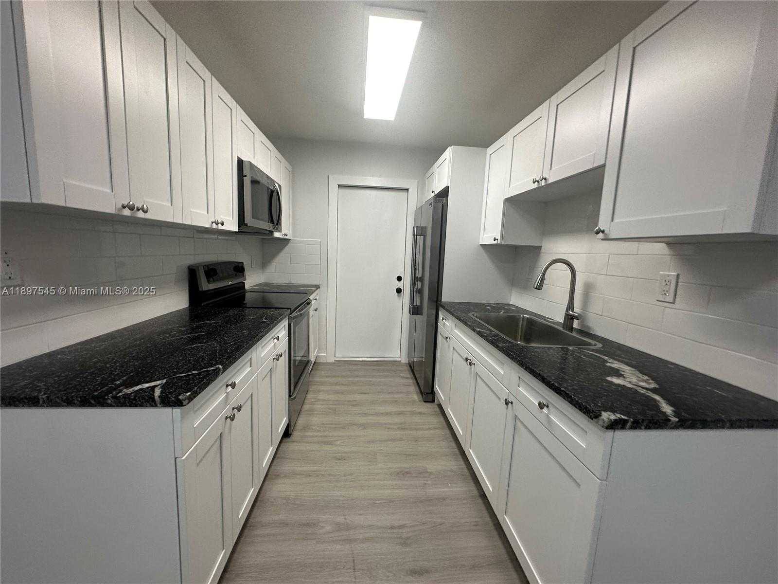 Small Image of 6910 BAY DR #4, Miami Beach Number 3