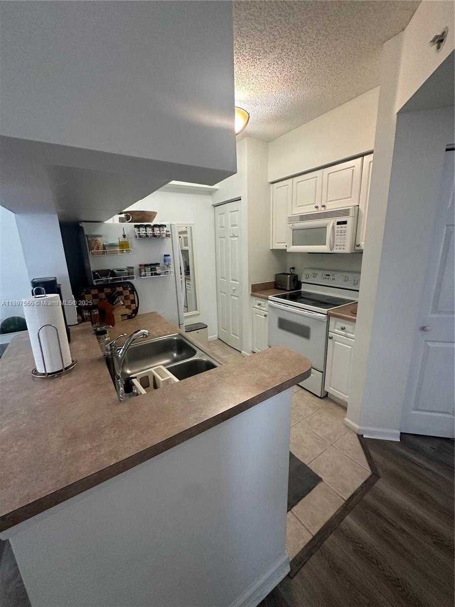 Small Image of 17125 NORTH BAY RD #3402, Sunny Isles Beach Number 8