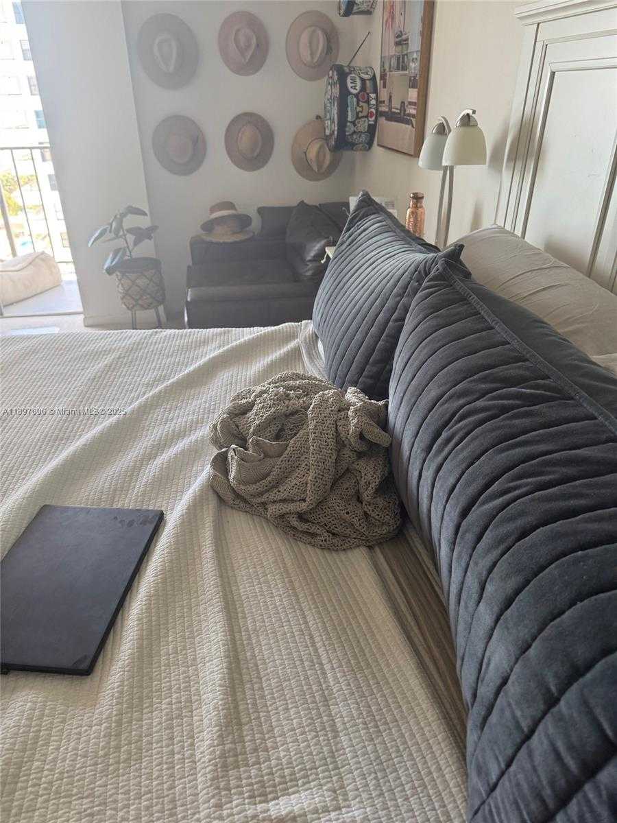 Small Image of 2625 COLLINS AVE #1702, Miami Beach Number 2