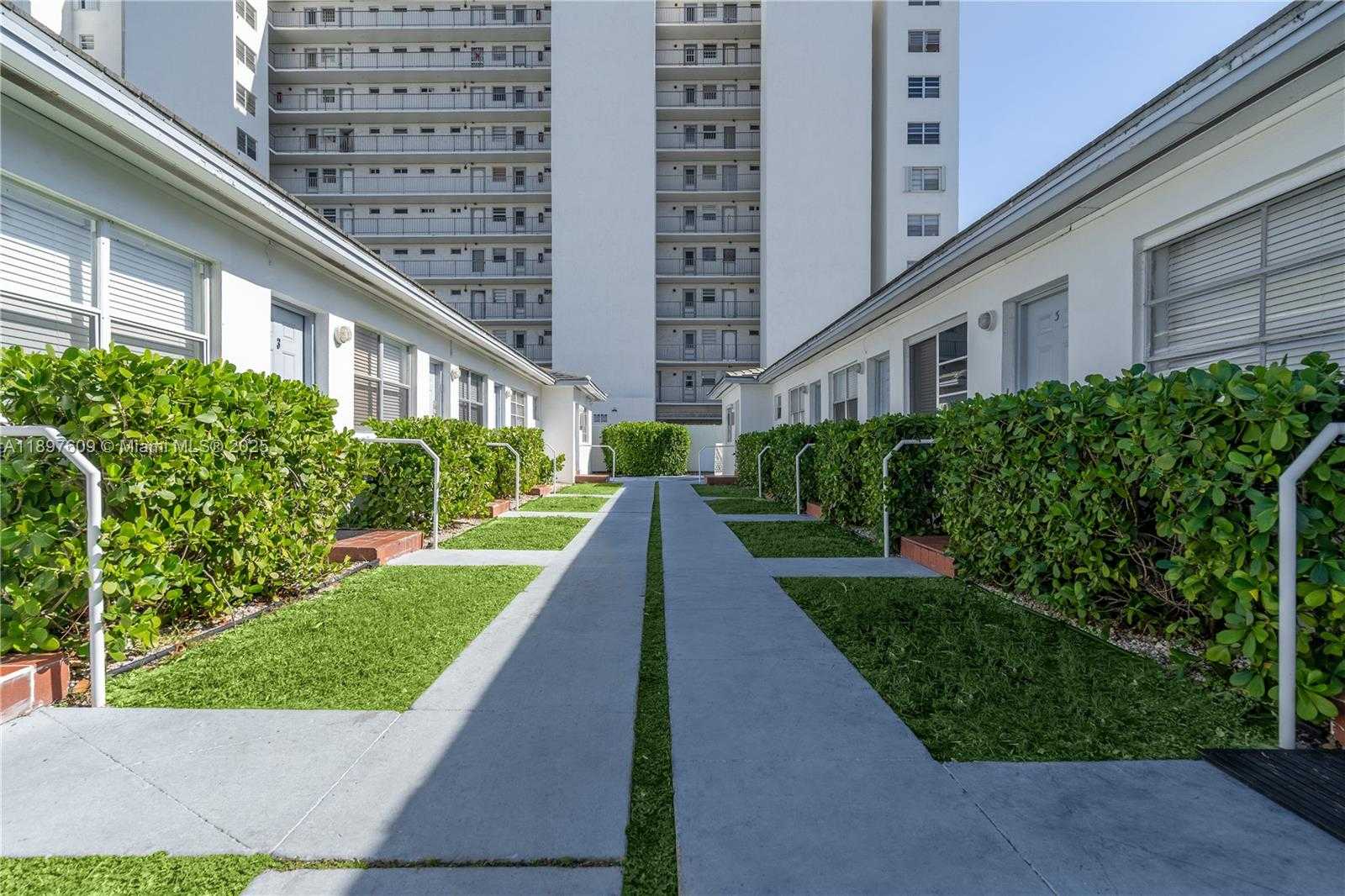 Small Image of 7829 CARLYLE #4, Miami Beach Number 12