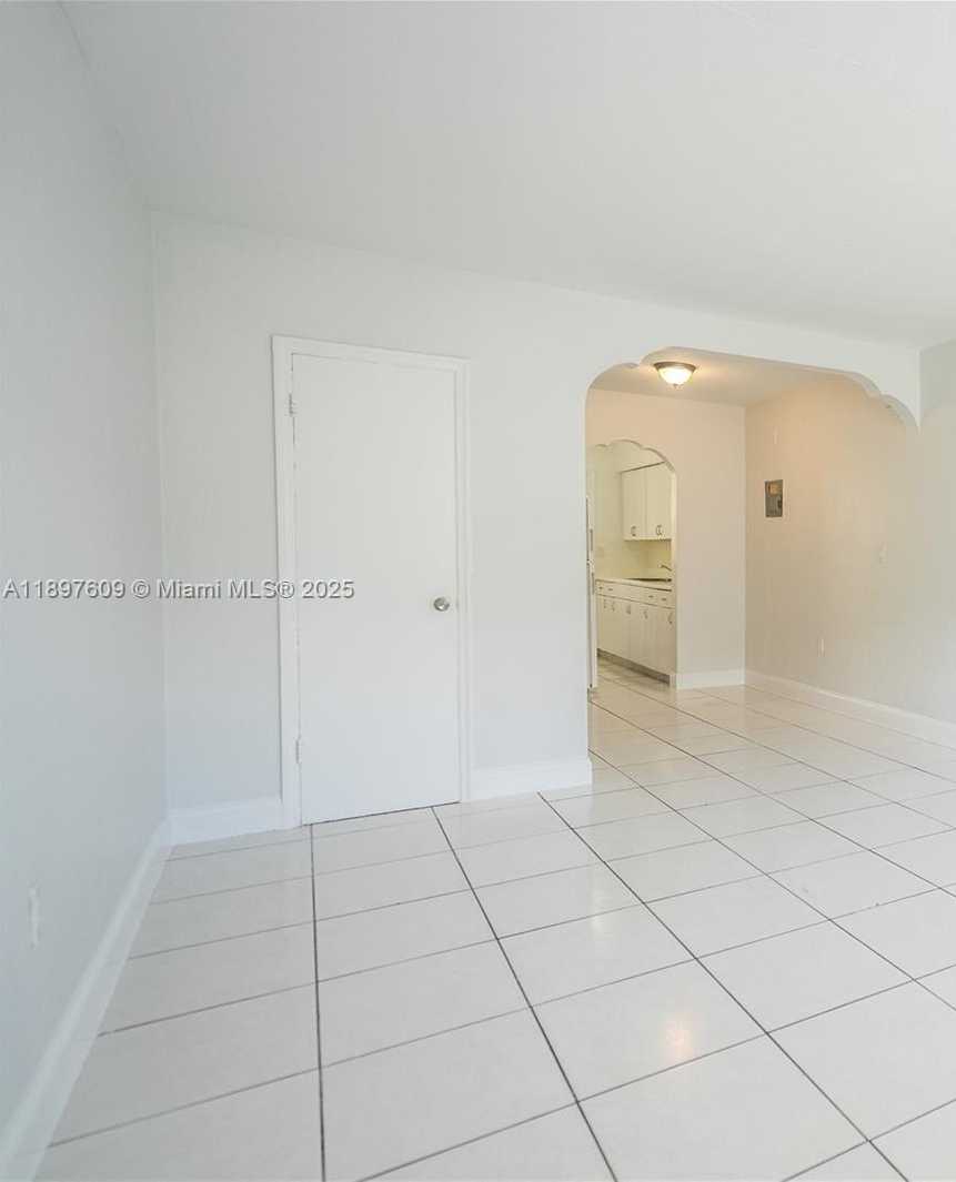 Small Image of 7829 CARLYLE #4, Miami Beach Number 3