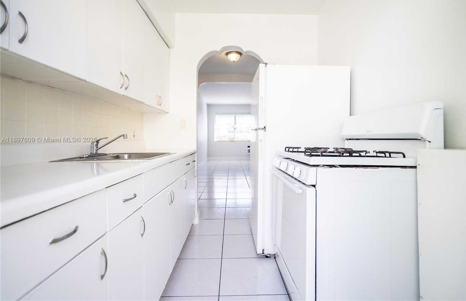 Small Image of 7829 CARLYLE #4, Miami Beach Number 9