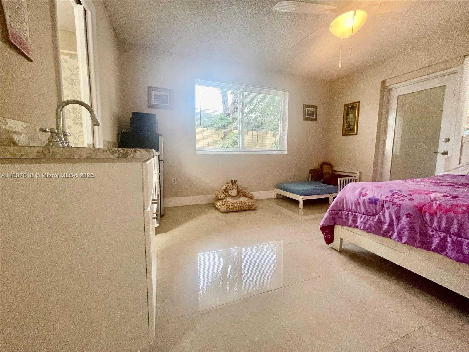 Small Image of Miami Number 4