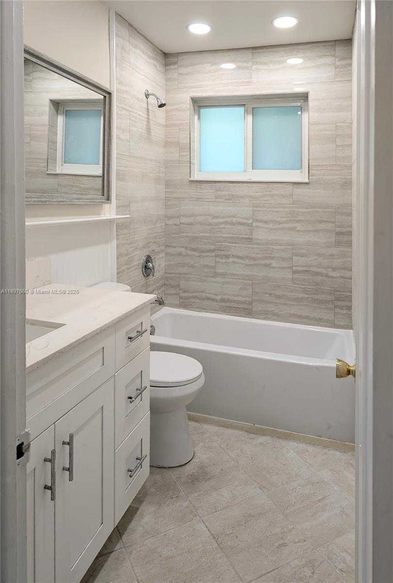 Small Image of 856 BENEVENTO AVE #1, Coral Gables Number 13