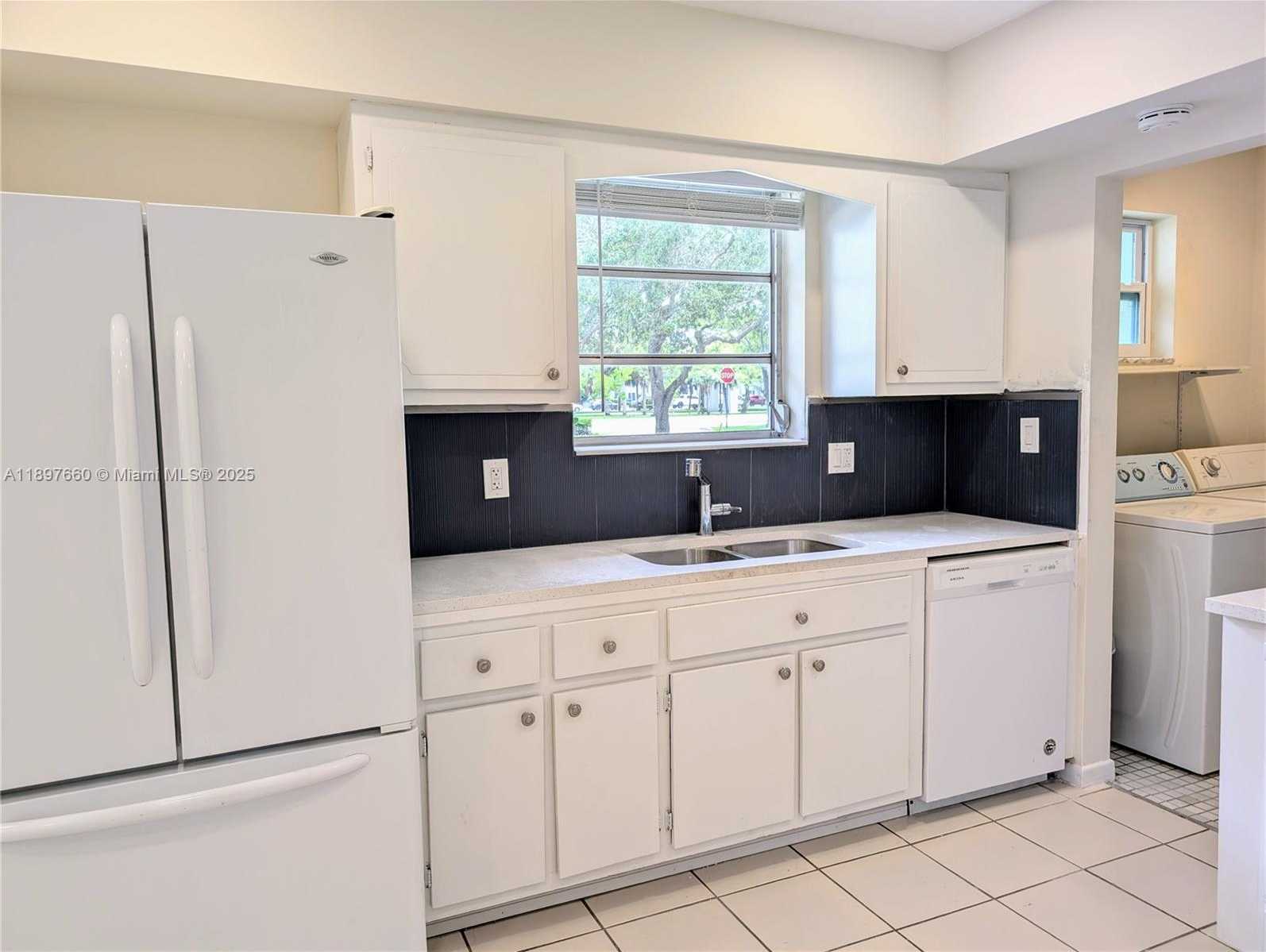 Small Image of 856 BENEVENTO AVE #1, Coral Gables Number 3