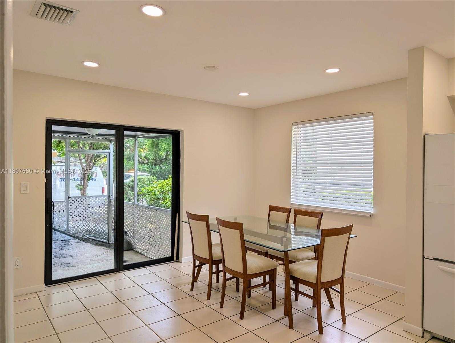 Small Image of 856 BENEVENTO AVE #1, Coral Gables Number 5