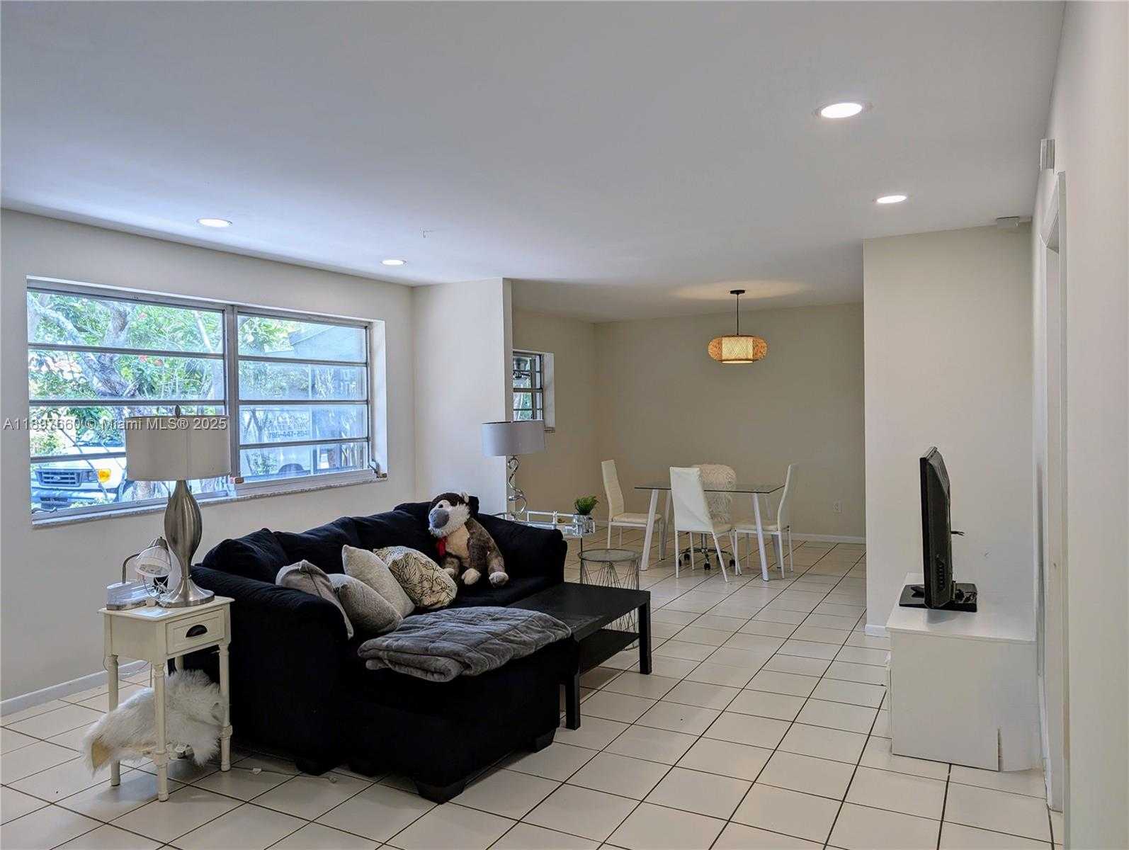 Small Image of 856 BENEVENTO AVE #1, Coral Gables Number 6