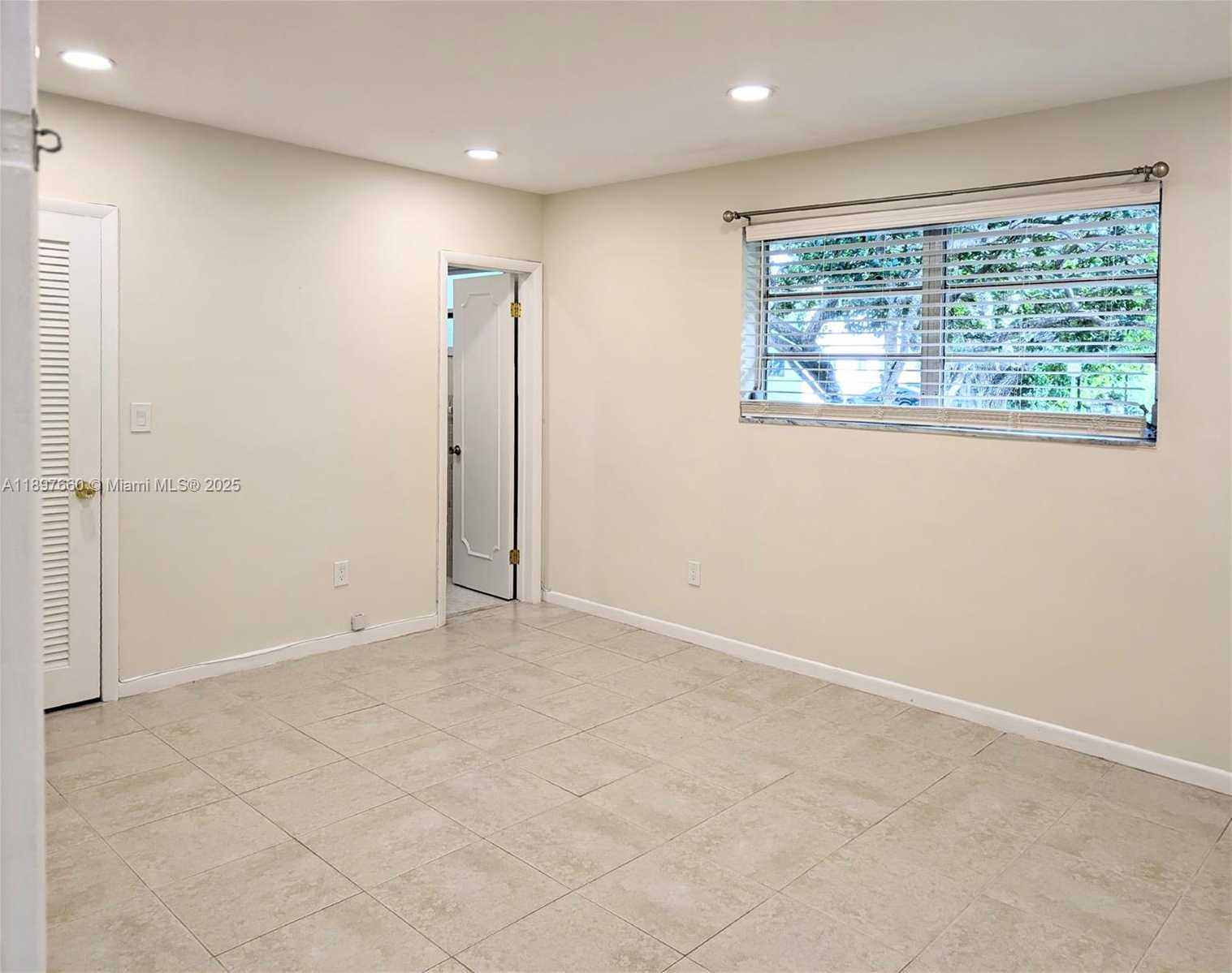 Small Image of 856 BENEVENTO AVE #1, Coral Gables Number 9