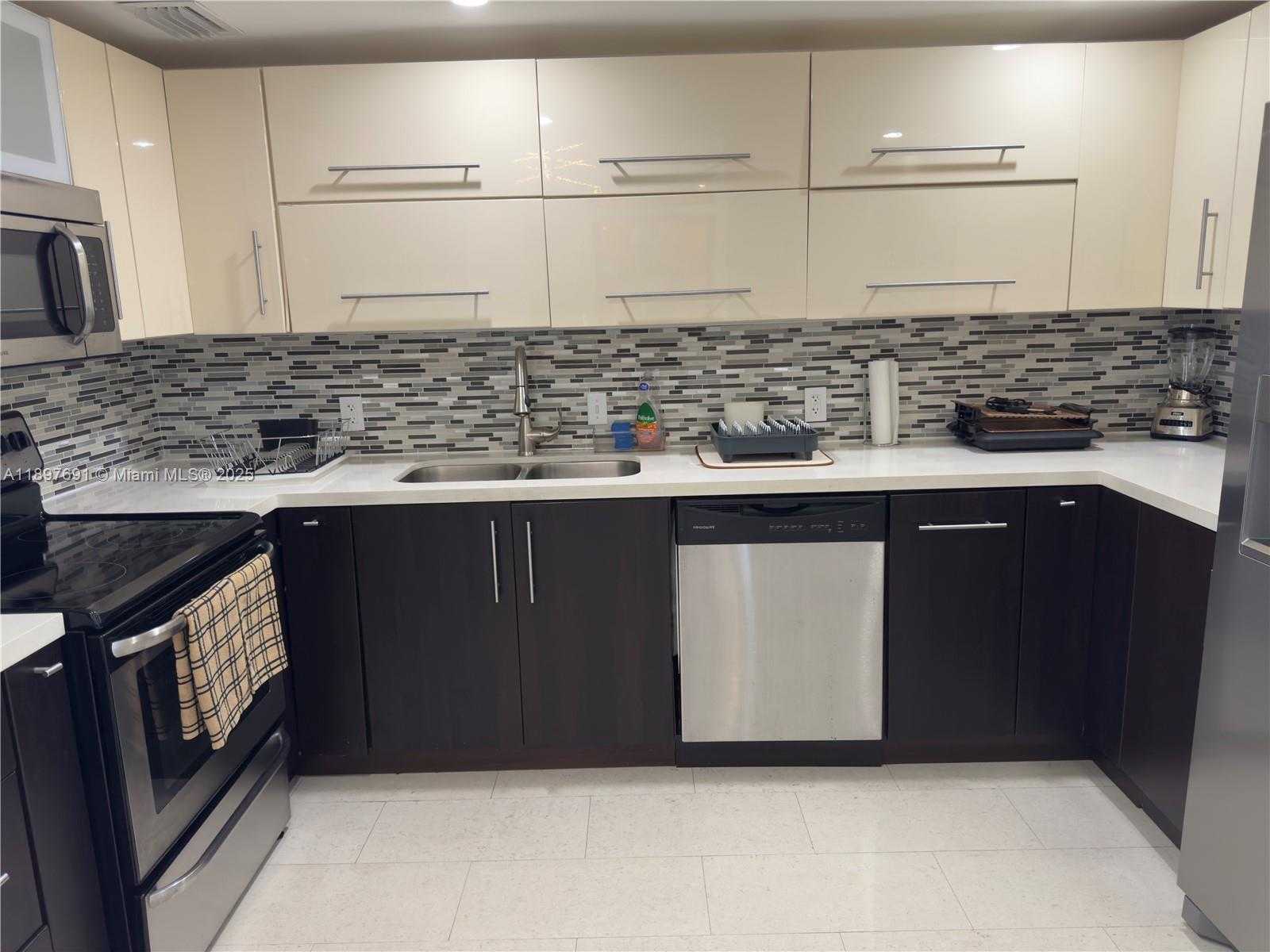 Small Image of 100 BAYVIEW DR #807, Sunny Isles Beach Number 11