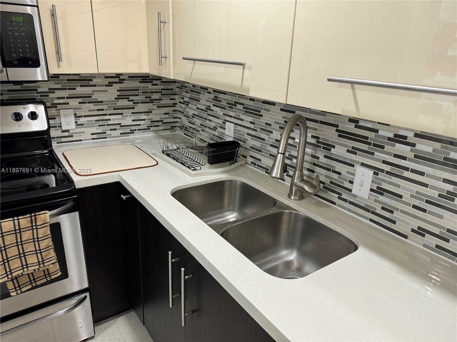 Small Image of 100 BAYVIEW DR #807, Sunny Isles Beach Number 13