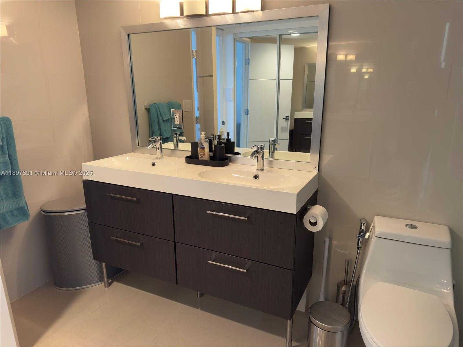 Small Image of 100 BAYVIEW DR #807, Sunny Isles Beach Number 19