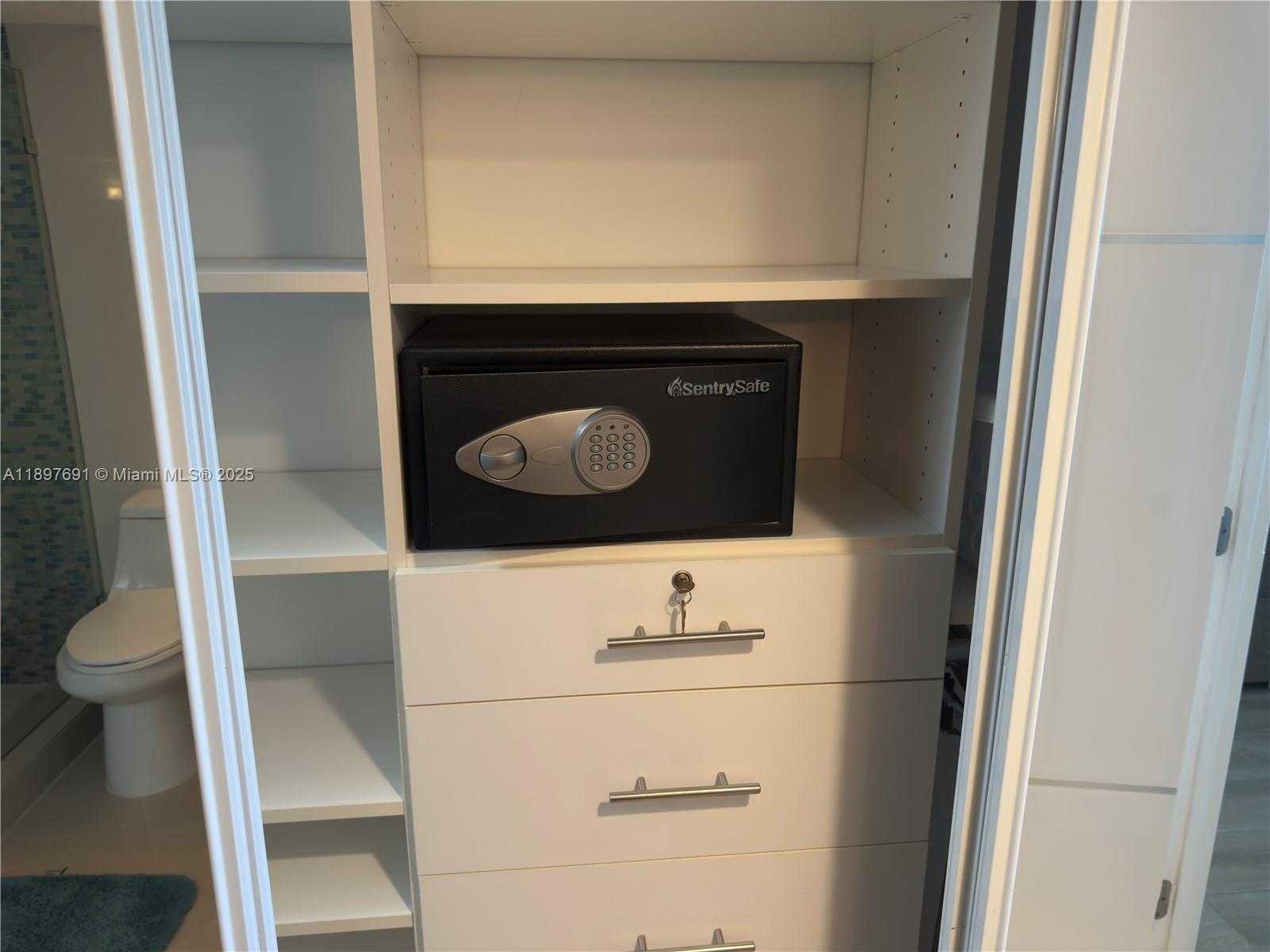 Small Image of 100 BAYVIEW DR #807, Sunny Isles Beach Number 23