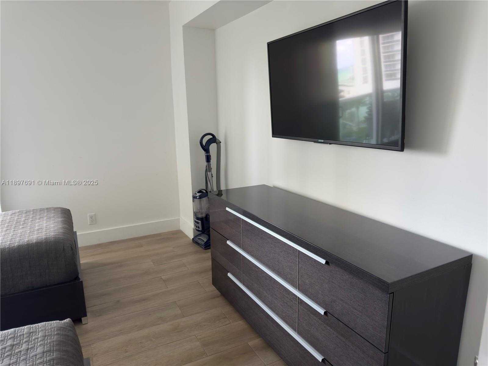 Small Image of 100 BAYVIEW DR #807, Sunny Isles Beach Number 24