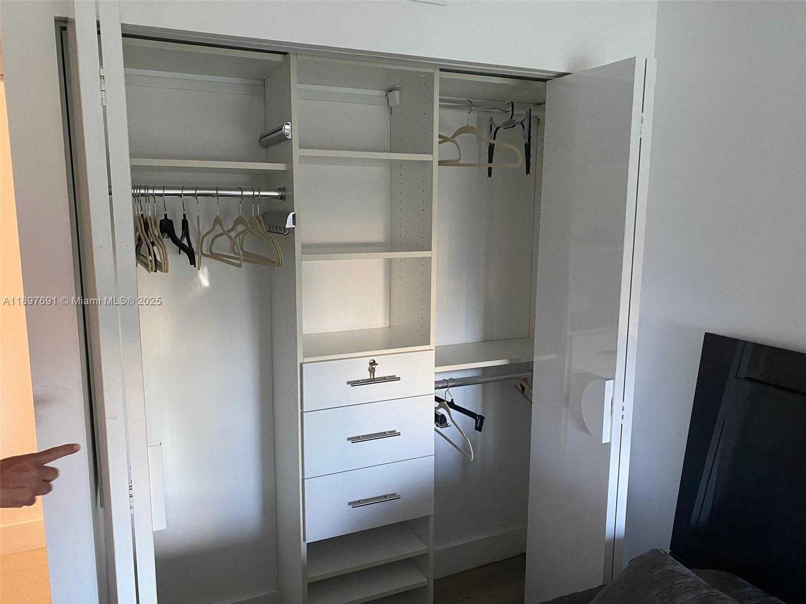 Small Image of 100 BAYVIEW DR #807, Sunny Isles Beach Number 26