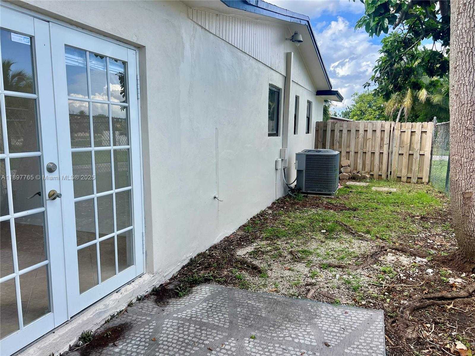 Small Image of 11950 SOUTH WEST 199TH ST #1, Miami Number 10
