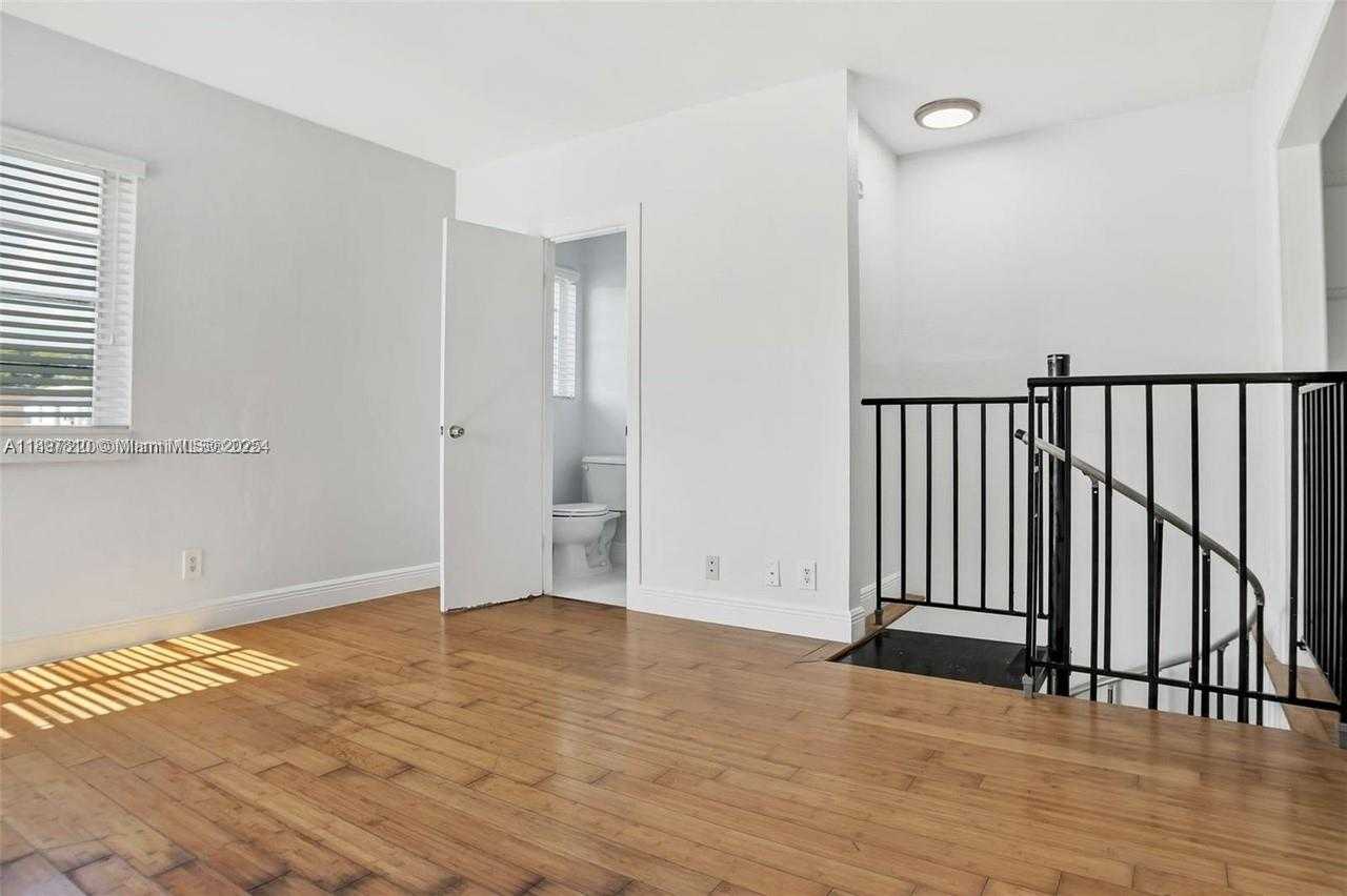 Small Image of 7315 HARDING AVE #7, Miami Beach Number 4