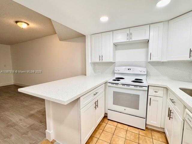 Small Image of 8290 LAKE DR #211, Doral Number 10