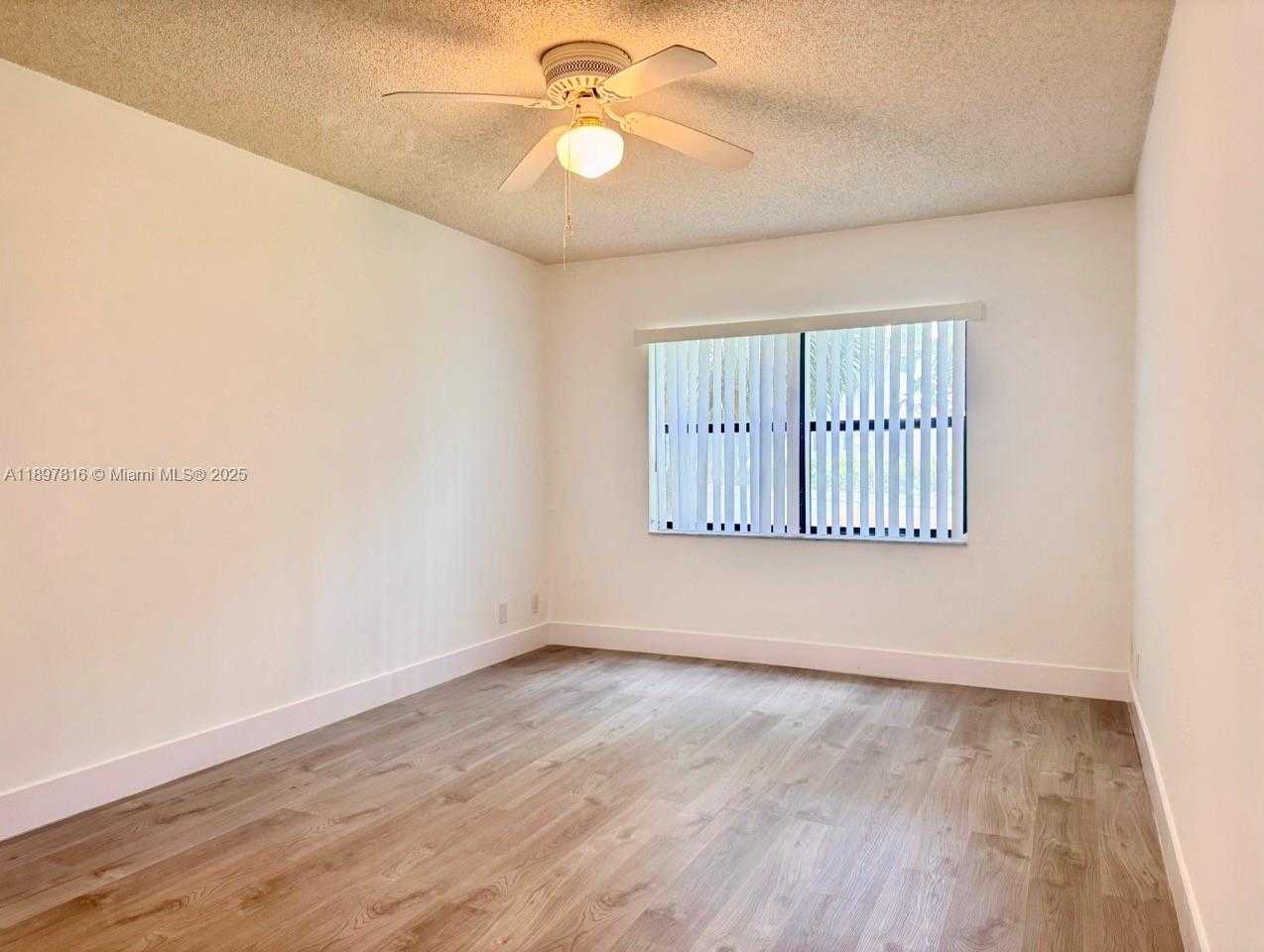 Small Image of 8290 LAKE DR #211, Doral Number 11