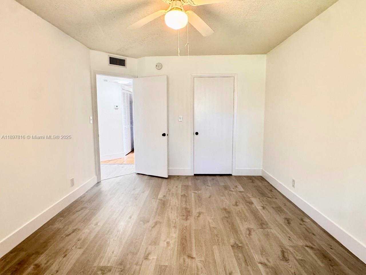 Small Image of 8290 LAKE DR #211, Doral Number 12