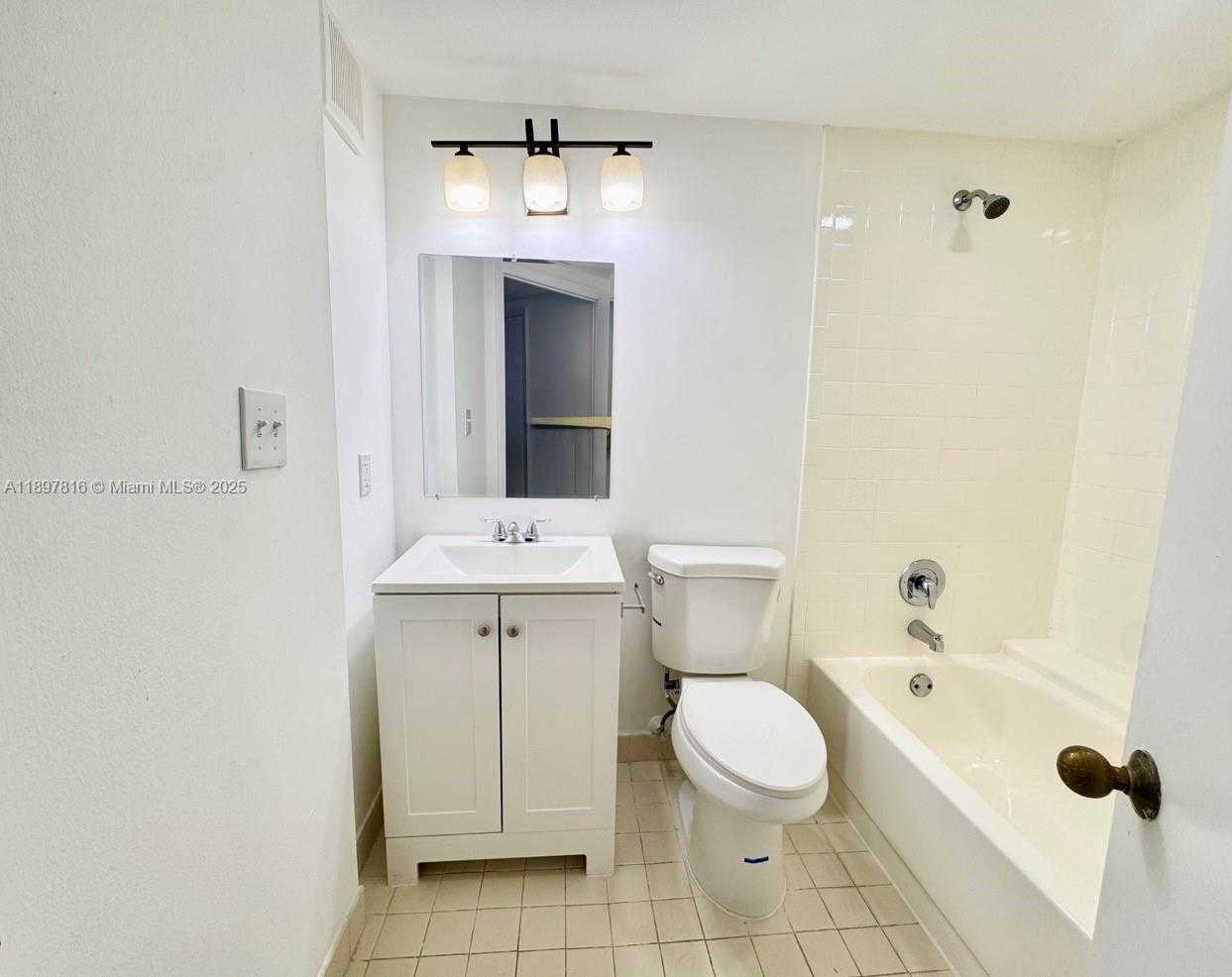 Small Image of 8290 LAKE DR #211, Doral Number 14