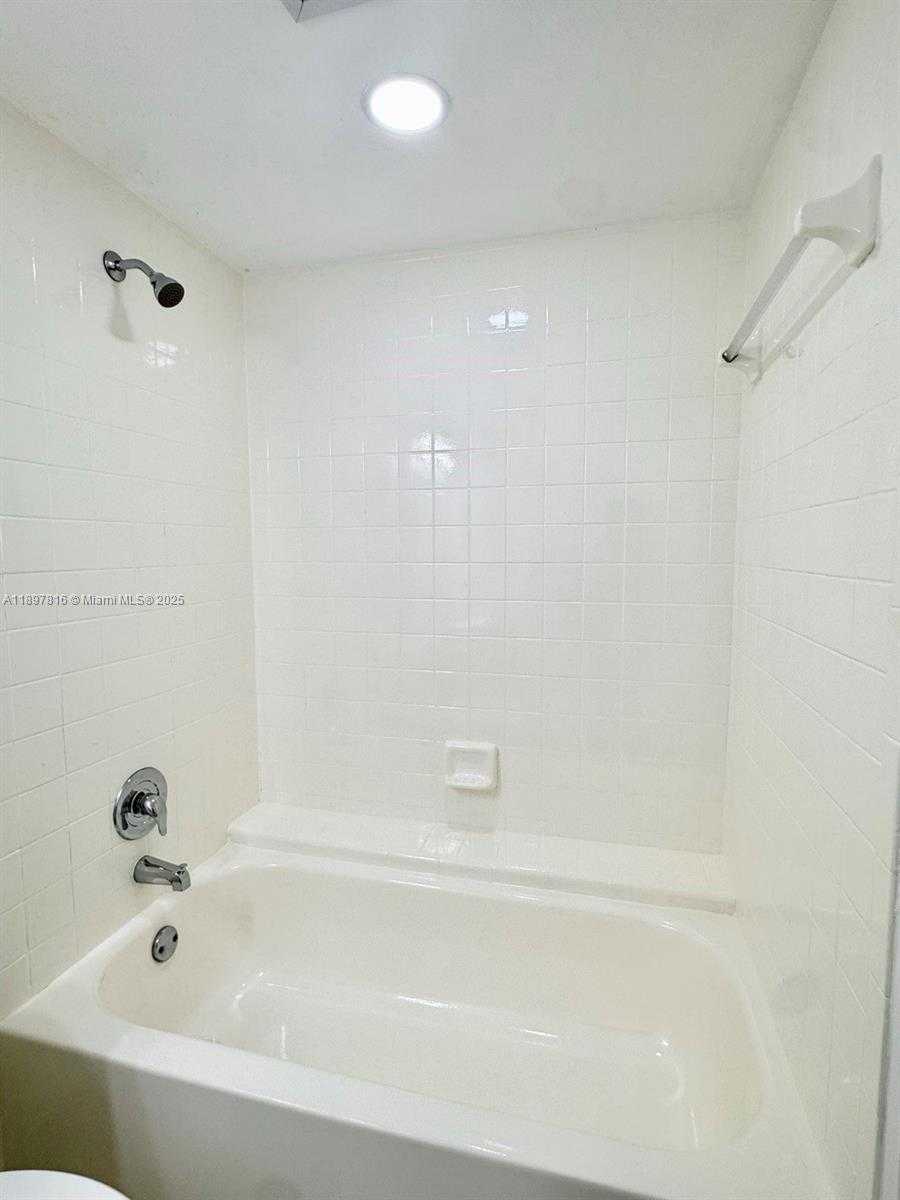 Small Image of 8290 LAKE DR #211, Doral Number 15