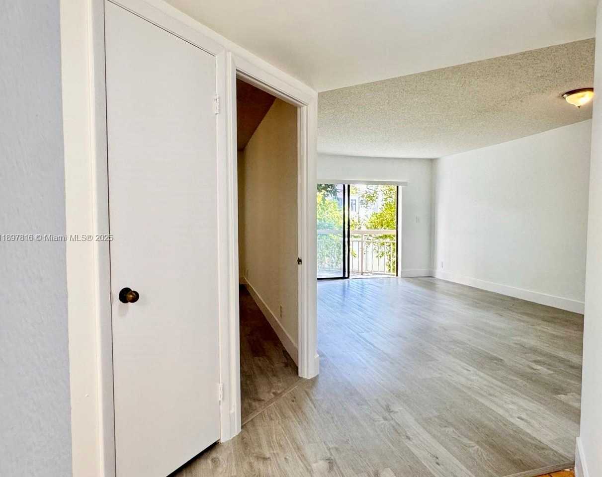 Small Image of 8290 LAKE DR #211, Doral Number 2