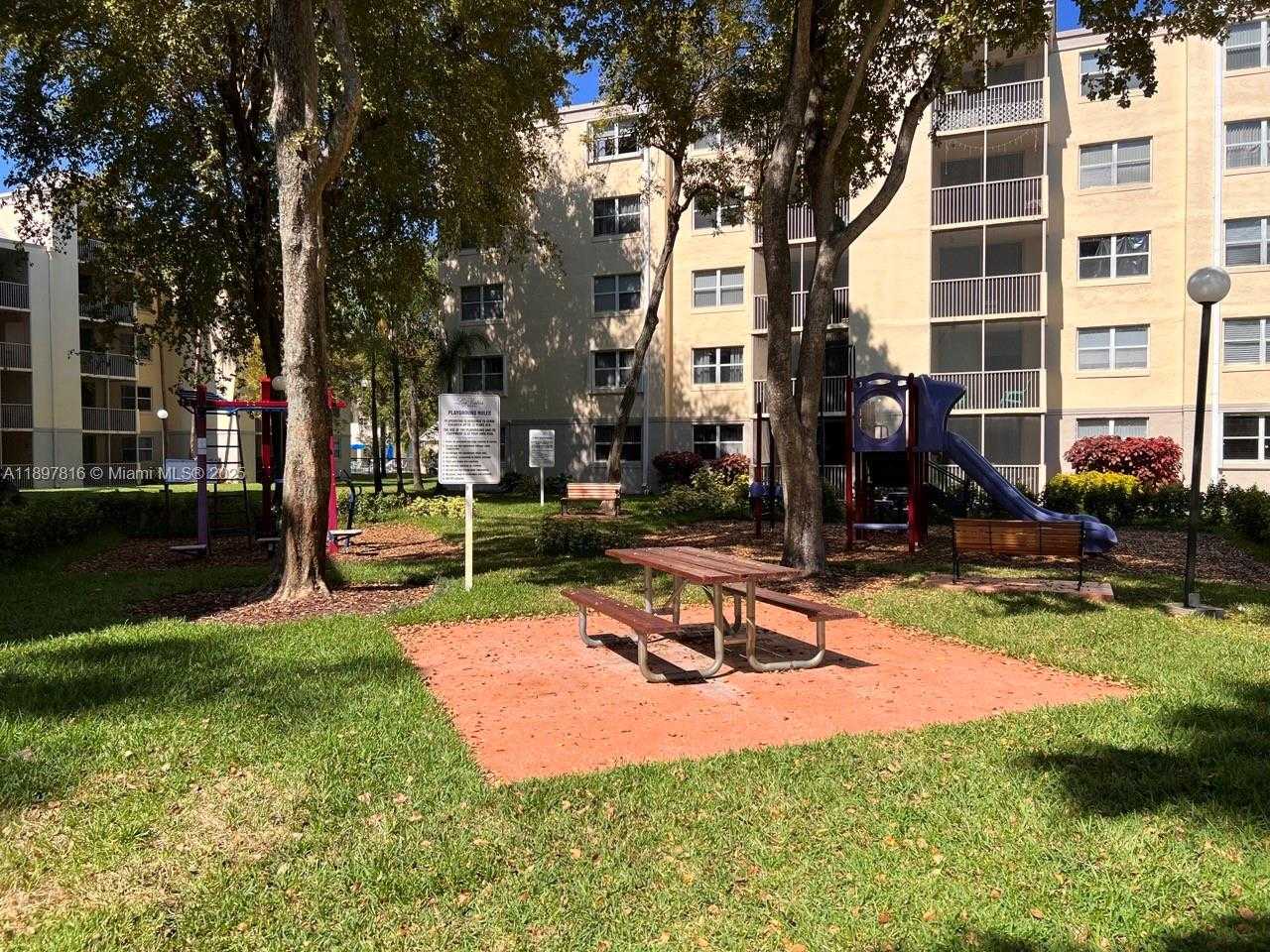 Small Image of 8290 LAKE DR #211, Doral Number 23