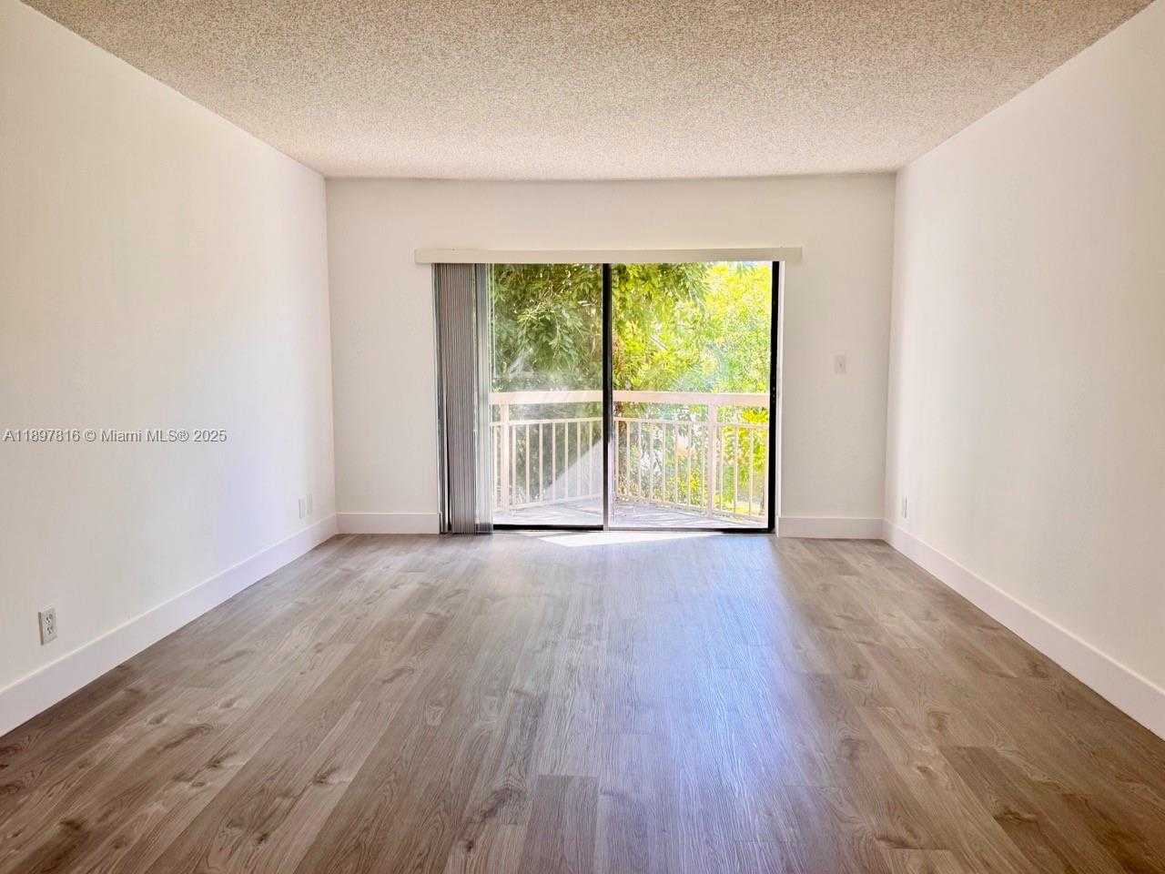 Small Image of 8290 LAKE DR #211, Doral Number 3