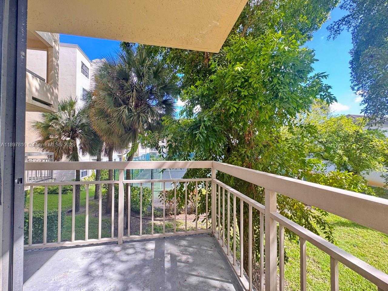 Small Image of 8290 LAKE DR #211, Doral Number 4