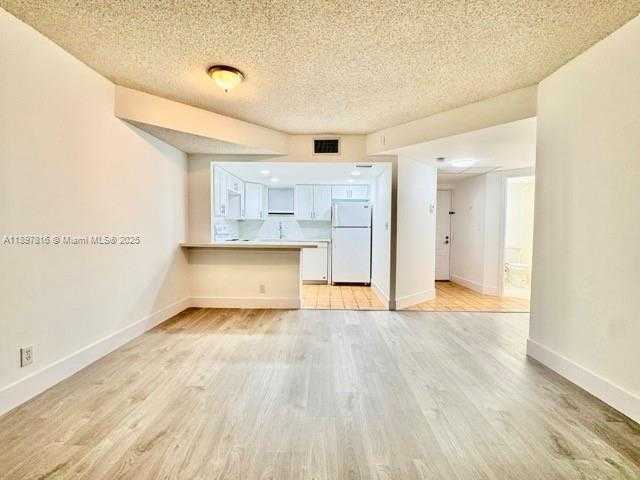 Small Image of 8290 LAKE DR #211, Doral Number 5