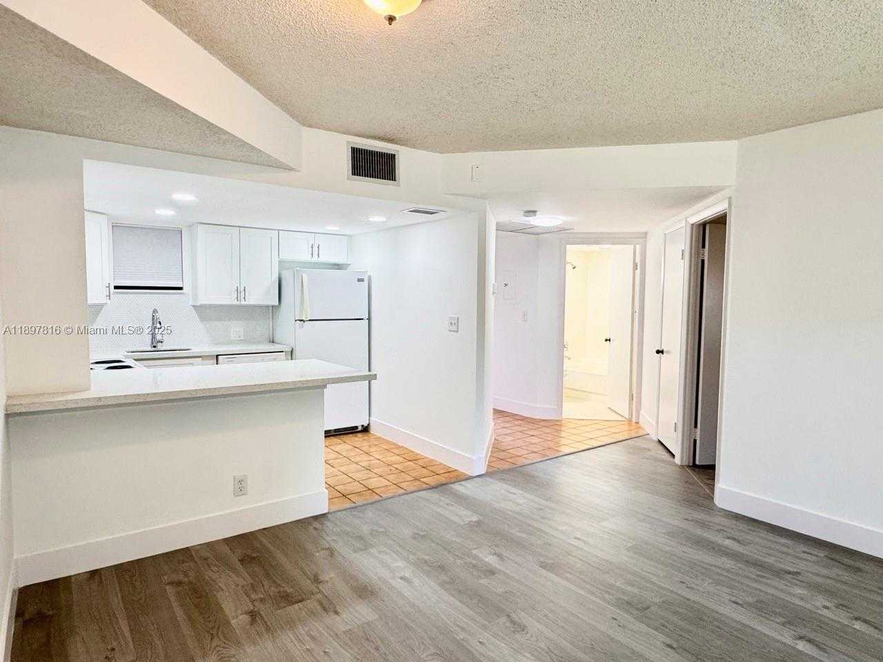 Small Image of 8290 LAKE DR #211, Doral Number 6