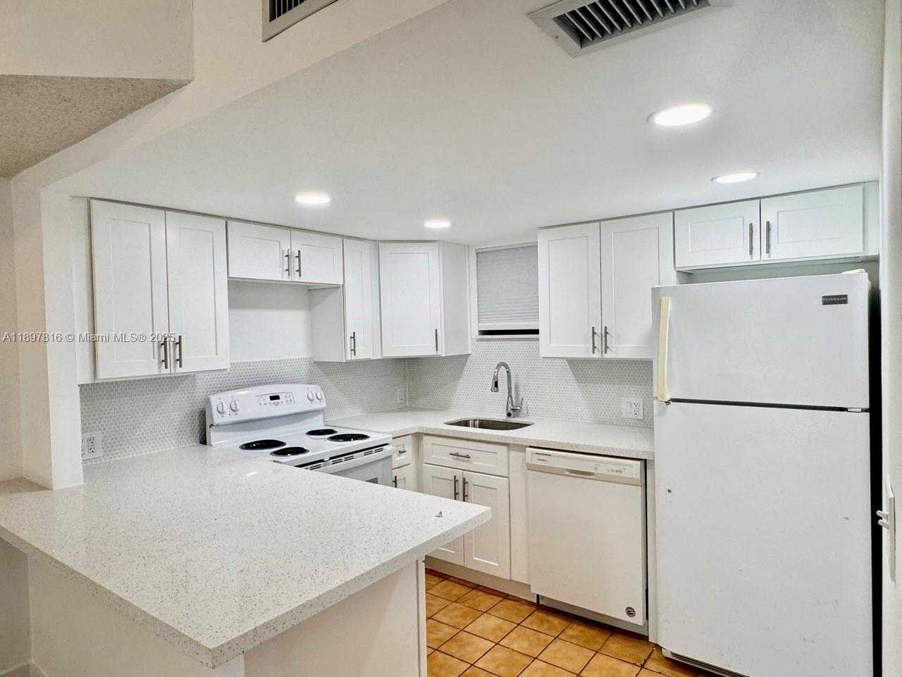 Small Image of 8290 LAKE DR #211, Doral Number 7
