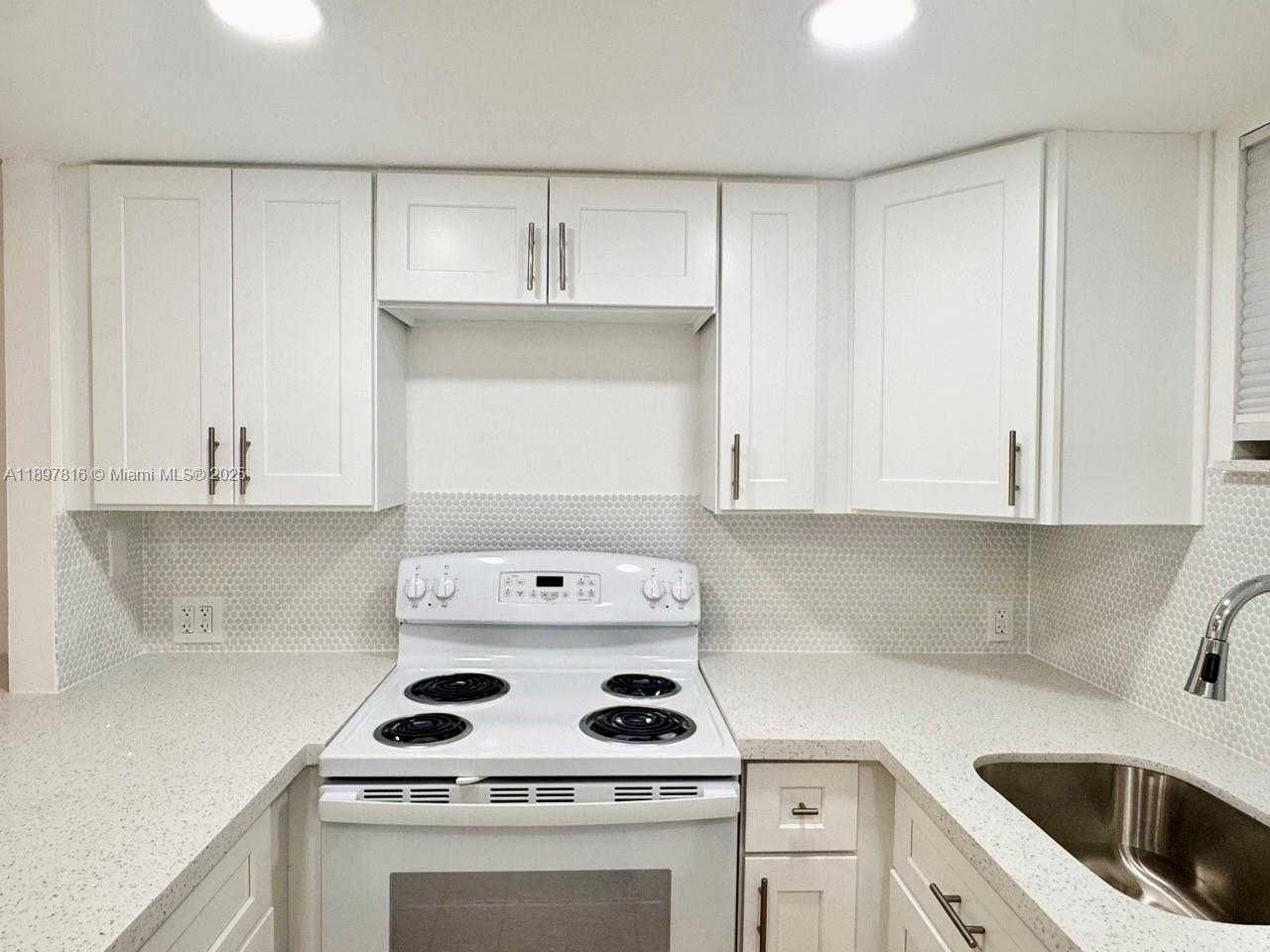 Small Image of 8290 LAKE DR #211, Doral Number 9