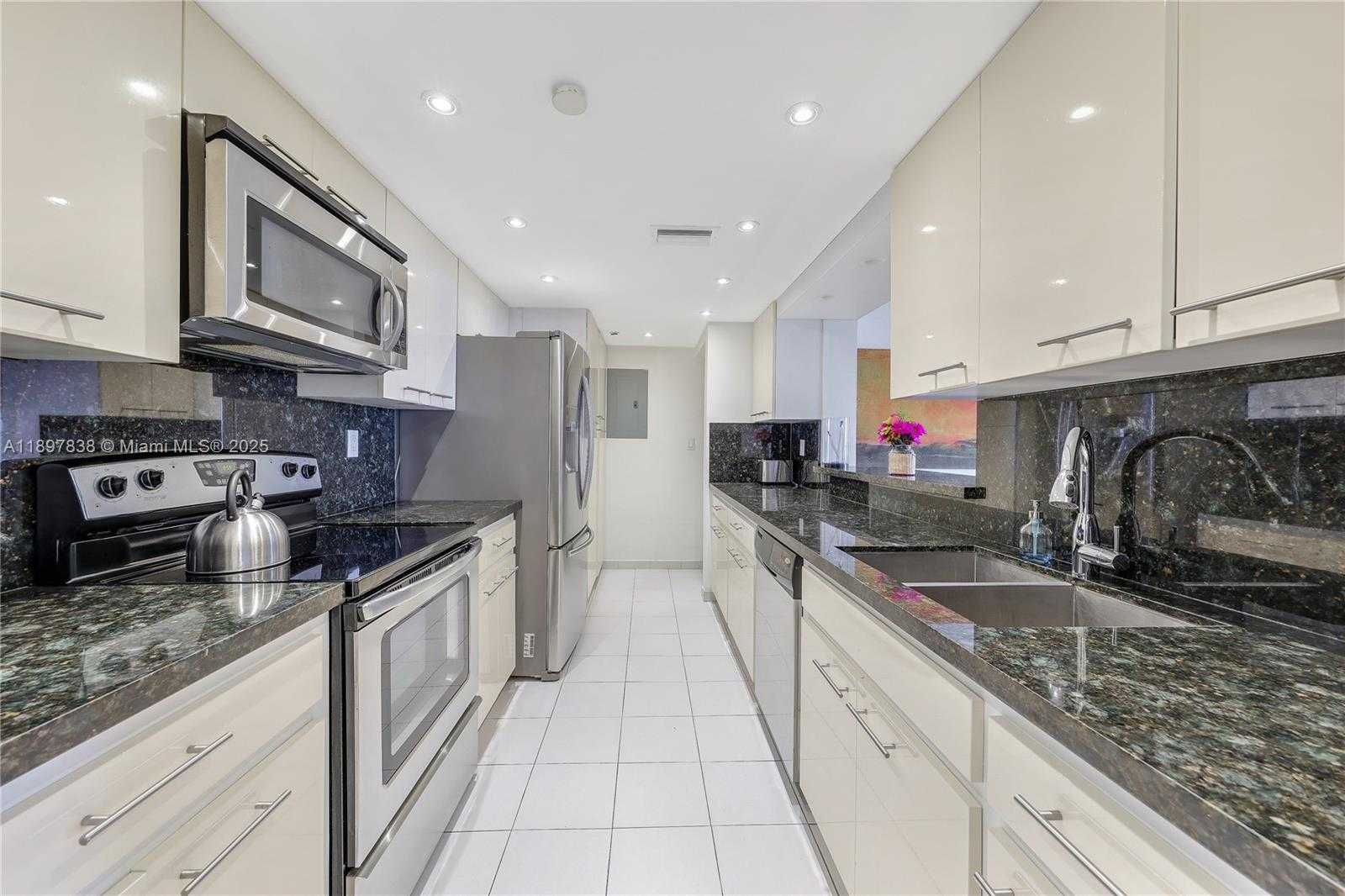 Small Image of 801 NORTH VENETIAN DR #903, Miami Number 7