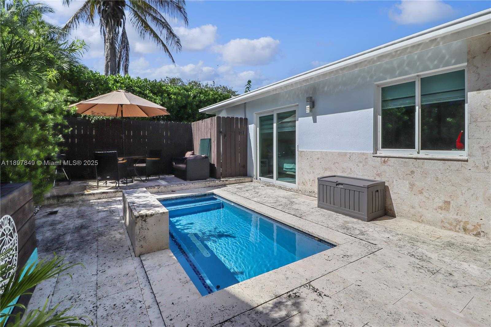 Small Image of 14519 SOUTH WEST 139TH AVE CIR E, Miami Number 2