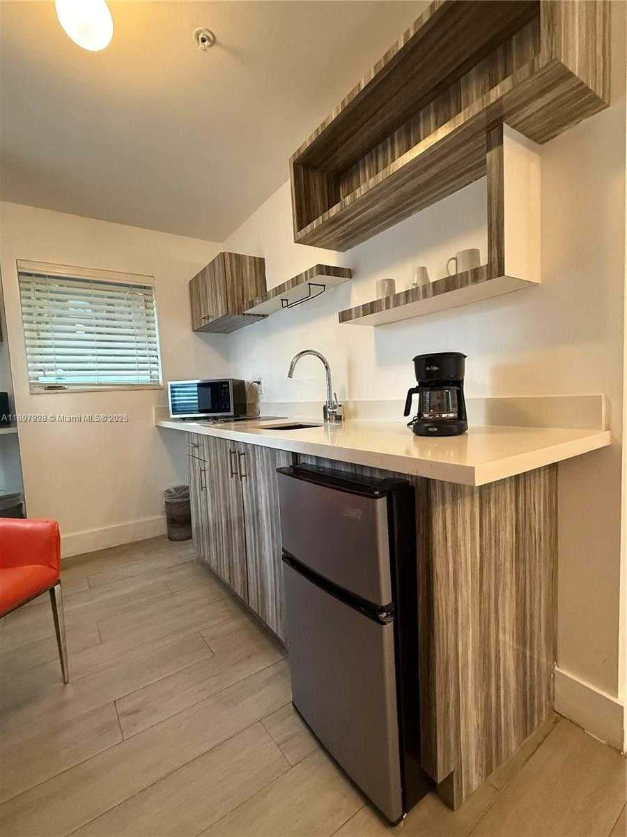 Small Image of 8320 HARDING AVE #1, Miami Beach Number 4