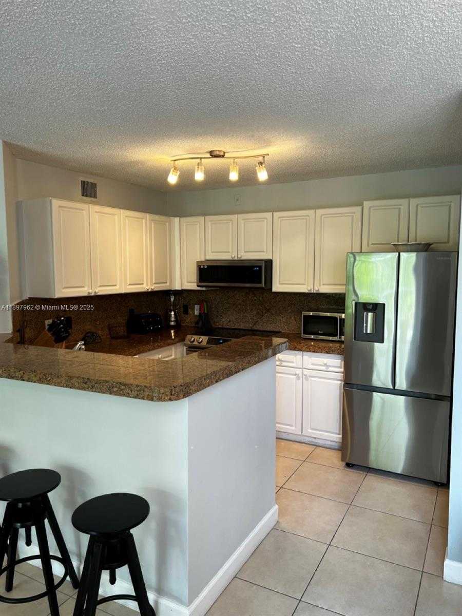 Small Image of Aventura Number 10