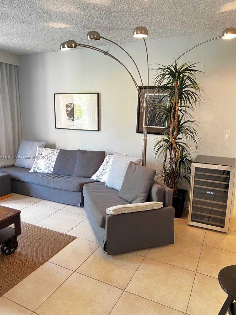 Small Image of Aventura Number 12
