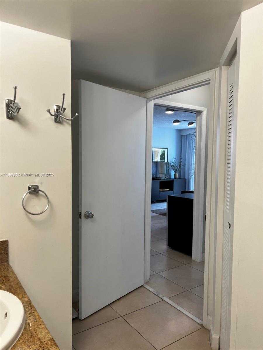 Small Image of Aventura Number 16