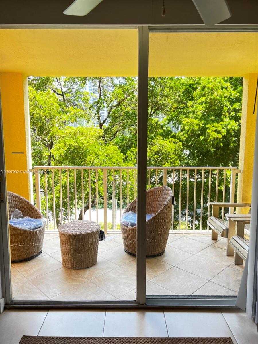 Small Image of Aventura Number 4