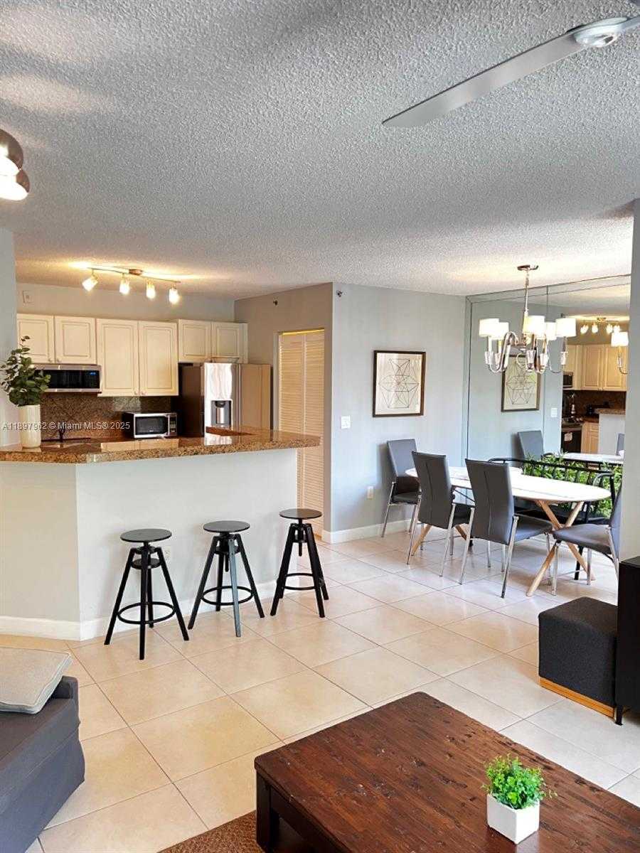 Small Image of Aventura Number 8