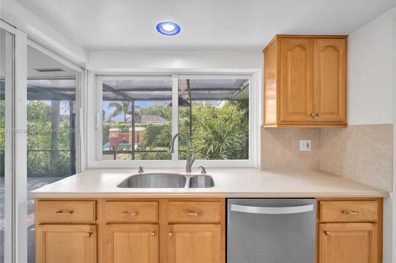 Small Image of 15460 SOUTH WEST 82ND CT, Palmetto Bay Number 4