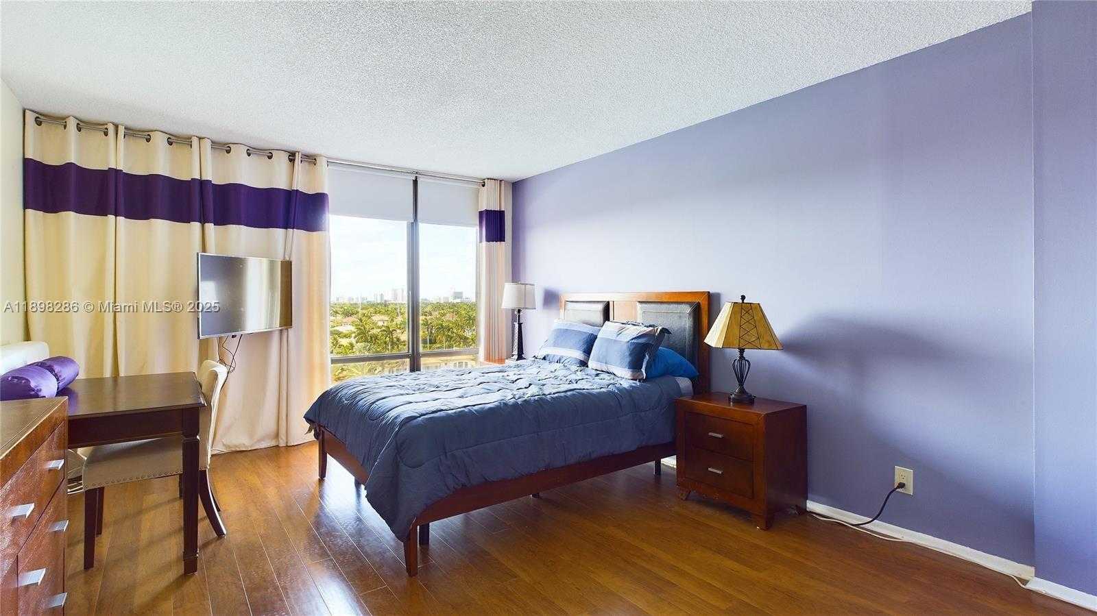 Small Image of Hollywood Number 3