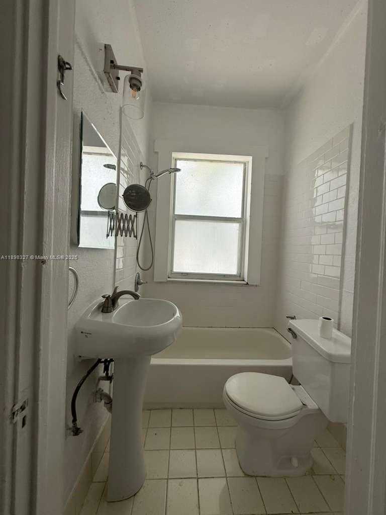 Small Image of 124 MENDOZA AVE #8, Coral Gables Number 11