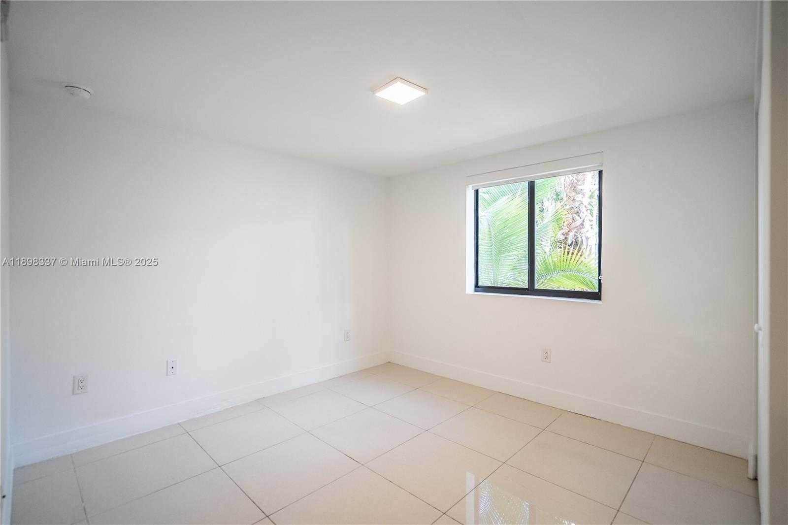 Small Image of 1985 BAY DR #105, Miami Beach Number 13