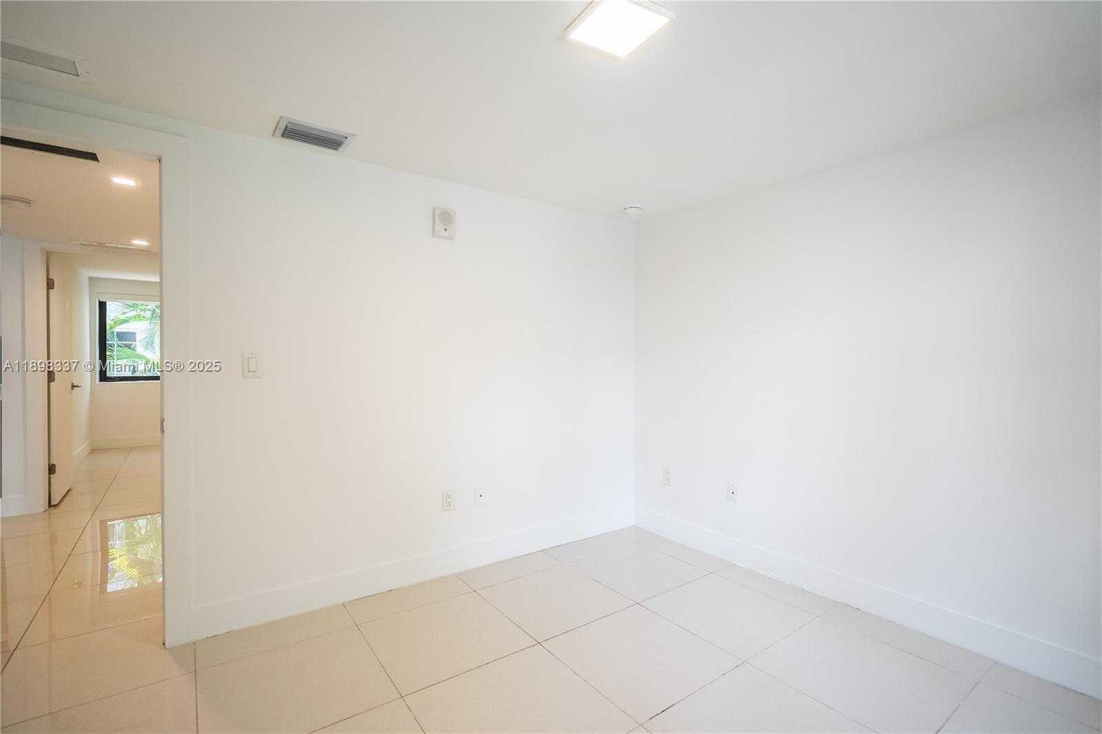 Small Image of 1985 BAY DR #105, Miami Beach Number 14