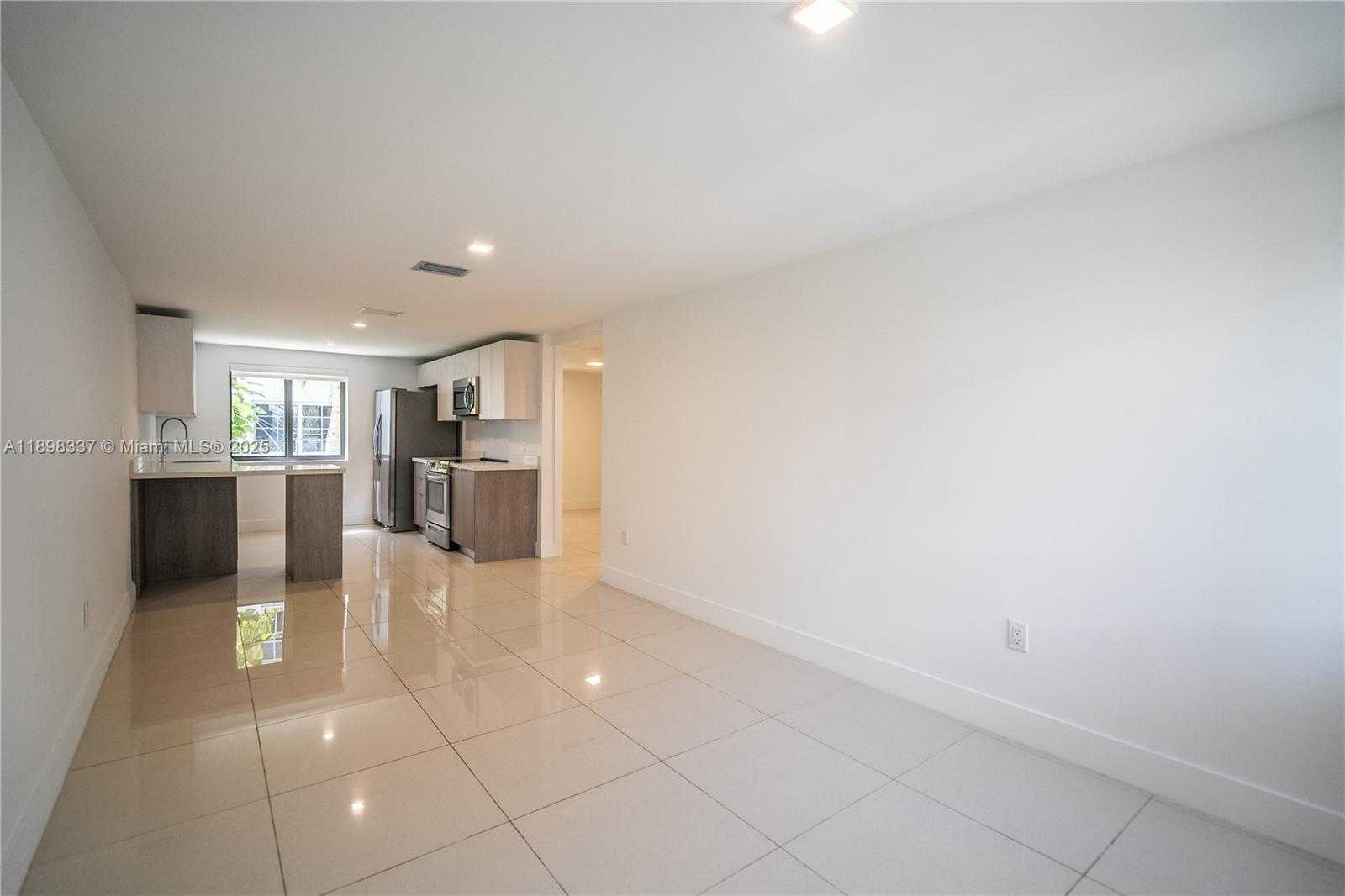 Small Image of 1985 BAY DR #105, Miami Beach Number 2